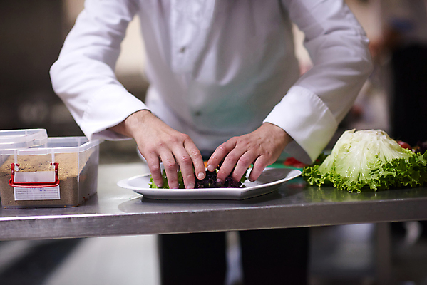 포토 JPG 해외이미지 남자 채소 실내 요리 한명 상반신 성인 앞모습 주방 요리사 조미료 성인남자한명만 플레이팅 해외포토 직업 1 뷰포인트 사람 내부 상차림 향미료 남자한명만 성인남자만 파일형식 이미지허브