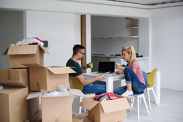 포토 JPG 해외이미지 전신 여자 남자 행복 의자 휴식 들기 앉기 성인 두명 옆모습 컵 노트북 상자 책상 준비 이삿짐 성인만 해외포토 식기 감정 뷰포인트 가구 컨셉 모션 사람 전자제품 이사 파일형식 이미지허브