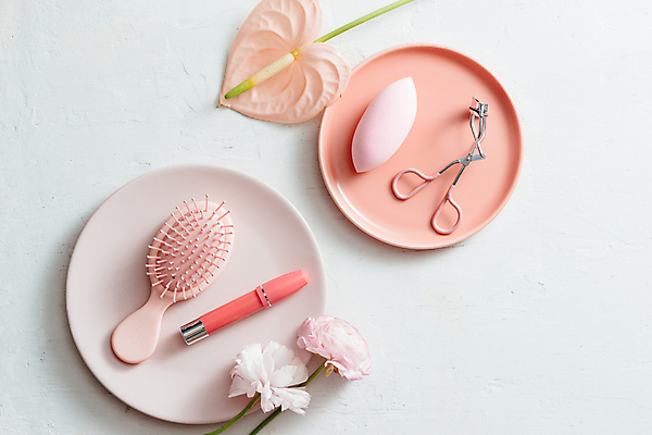 포토 JPG 해외이미지 접시 꽃 실내 사람없음 하이앵글 화장품 립스틱 머리빗 흰배경 뷰러 안스리움 에스테틱 파우더퍼프 목업 해외포토 식물 식기 뷰포인트 백그라운드 내부 뷰티 화장용품 흰색 미용용품 파일형식 이미지허브