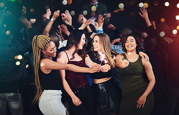 포토 JPG 해외이미지 라이프스타일 응시 여자 함께함 실내 들기 여러명 20대 성인 친구 빛 파티 축제 어둠 우정 잡기 그룹 보케 빛망울 성인여자만 스파클라 해외포토 시선 다수 컨셉 관계 모션 폭죽 사람 이벤트 청년 내부 생활 여자만 성인만 파일형식 이미지허브