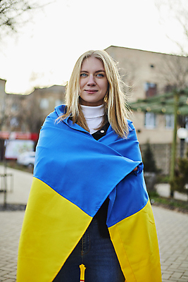 포토 JPG 해외이미지 유럽 얼굴 한명 사람 파란색 평화 자유 깃발 민주주의 충돌 심볼 군용 전쟁 러시아 애국심 그만 독립 우크라이나 위기 전국 정치 지원 항의 해외포토 1 나라 컬러 컨셉 군대 신체부위 파일형식 이미지허브