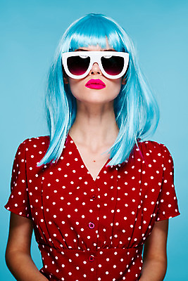 포토 JPG 해외이미지 여자 하늘색 한명 상반신 성인 앞모습 선글라스 가발 성인여자한명만 힙스터 해외포토 1 패션 안경 뷰포인트 사람 파란색 여자한명만 성인여자만 파일형식 이미지허브