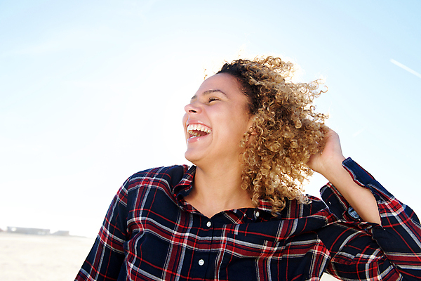 포토 JPG 해외이미지 모델 1 라이프스타일 손 응시 여자 행복 얼굴 모래 백그라운드 하늘 한명 미소 웃음 사람 성인 야외 물 뷰티 우주 맑음 검은색 표현 떨어짐 섞기 해외포토 자연요소 시선 감정 컬러 컨셉 날씨 표정 생활 신체부위 파일형식 이미지허브