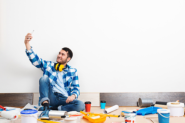 포토 JPG 해외이미지 전신 남자 한명 들기 앉기 성인 앞모습 스마트폰 인테리어 공구 셀프카메라 페인트통 페인트붓 페인팅도구 페인트롤러 셀프 리모델링 성인남자한명만 셀프인테리어 해외포토 1 디자인 뷰포인트 모션 통 사람 핸드폰 스마트기기 사진촬영 페인트 도구 붓 남자한명만 성인남자만 파일형식 이미지허브