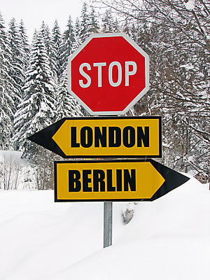 포토 JPG 해외이미지 주간 나무 겨울 사람없음 야외 눈 도로표시판 겨울풍경 눈덮임 해외포토 자연요소 식물 계절 컨셉 날씨 풍경 표지판 파일형식 이미지허브