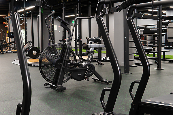 포토 JPG 해외이미지 1 라이프스타일 여자 스포츠 십자가 신체 건강 사람 사람없음 운동복 운동 자전거 힘 기계 장비 승차 결심 연습 클럽 체육관 순환 근육질 노력 사이클링 고집 돌리기 자극 해외포토 옷 컨셉 모션 근육 생활 바이크 육상스포츠 몸매 파일형식 이미지허브