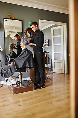 포토 JPG 해외이미지 전신 백인 여자 남자 실내 서기 앉기 성인 두명 옆모습 미용실 미용사 머리손질 감싸기 성인만 해외포토 서양인 직업 뷰포인트 모션 사람 내부 뷰티 뷰티샵 파일형식 이미지허브