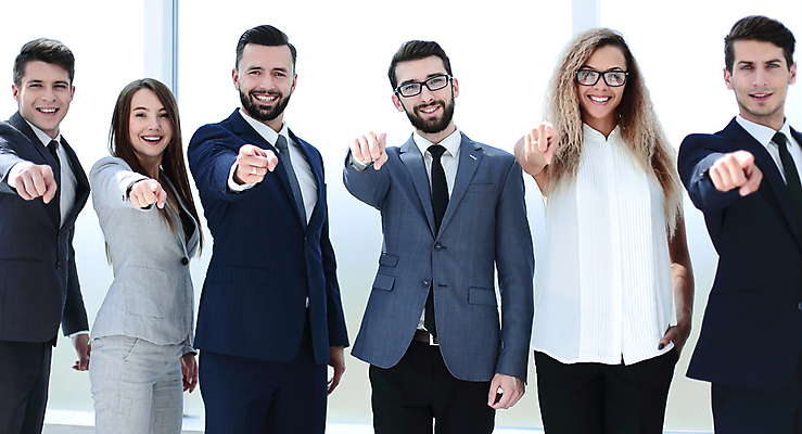 포토 JPG 해외이미지 서양인 여자 남자 협력 미소 정장 여러명 상반신 성인 가리킴 비즈니스맨 비즈니스우먼 동료 성인만 해외포토 외국인 옷 다수 비즈니스 관계 표정 사람 손짓 직장인 파일형식 이미지허브