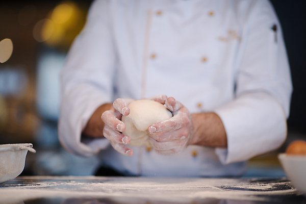 포토 JPG 해외이미지 남자 실내 요리 한명 들기 상반신 성인 앞모습 주방 요리사 반죽 밀가루반죽 도우 성인남자한명만 해외포토 직업 1 뷰포인트 모션 사람 내부 남자한명만 성인남자만 파일형식 이미지허브