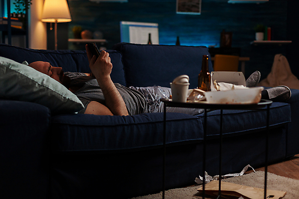 포토 JPG 해외이미지 전신 남자 실내 한명 들기 성인 옆모습 스마트폰 소파 눕기 무기력 우울감 성인남자한명만 해외포토 1 감정 뷰포인트 컨셉 의자 모션 사람 내부 핸드폰 스마트기기 남자한명만 성인남자만 파일형식 이미지허브