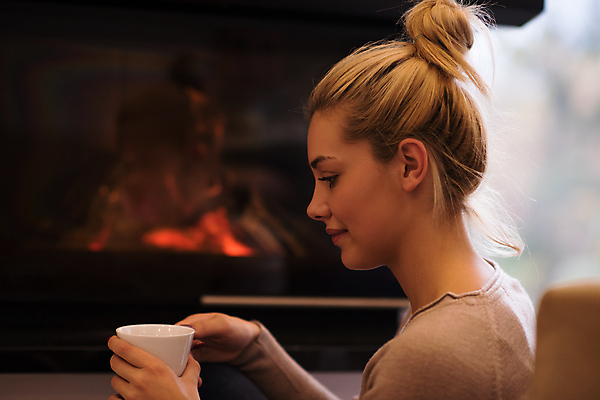 포토 JPG 해외이미지 응시 여자 티타임 휴식 실내 따뜻함 한명 들기 상반신 성인 옆모습 아웃포커스 성인여자한명만 해외포토 1 시선 뷰포인트 컨셉 모션 촬영기법 사람 내부 여자한명만 성인여자만 파일형식 이미지허브