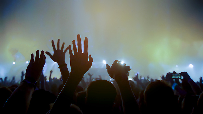 포토 JPG 해외이미지 손 실루엣 음악 하늘색 여러명 뒷모습 신체부위 빛 손들기 축제 콘서트 군중 스포트라이트 해외포토 뷰포인트 다수 모션 문화예술 촬영기법 사람 파란색 공연 파일형식 이미지허브