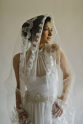 포토 JPG 해외이미지 모델 응시 드레스 여자 웨딩드레스 허리손 포즈 결혼 면사포 한명 미소 성인 화려 우아함 성인여자한명만 해외포토 1 시선 옷 컨셉 표정 사람 이벤트 결혼소품 여자한명만 성인여자만 파일형식 이미지허브