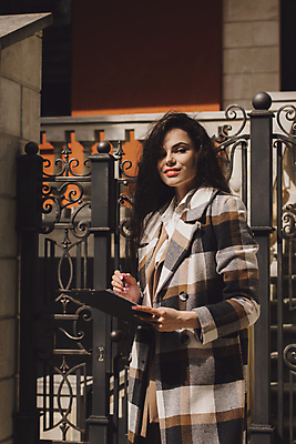 포토 JPG 해외이미지 백인 직업 학생 여자 행복 비즈니스 성공 부동산 노동자 새로움 거리 아파트 주택 한명 미소 사람 성인 야외 건물 도시 업무 비즈니스우먼 재산 구매 투표 중개인 계약 문서 대출 경영 매각 부동산중개인 진짜 해외포토 서양인 1 건축물 감정 컨셉 표정 금융 쇼핑 작업 직장인 선거 파일형식 이미지허브