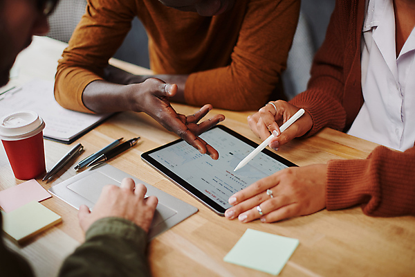 포토 JPG 해외이미지 손 여자 남자 비즈니스 회의 실내 들기 상반신 성인 앞모습 옆모습 신체부위 세명 태블릿 동료 성인만 해외포토 뷰포인트 관계 모션 사람 내부 전자제품 스마트기기 파일형식 이미지허브