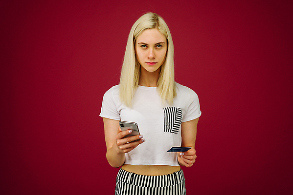 포토 JPG 해외이미지 손 응시 행복 돈 인터넷 모바일 선물 한명 사람 성인 금융 스마트폰 핸드폰 스크린 자료 정보 신용카드 메시지 어플리케이션 구매 가격 무선전화기 고객 스마트 확인 서비스 보고서 문제 온라인 리뷰 마케팅 예산 지원 해외포토 1 시선 감정 컨셉 신체부위 경제 전자제품 스마트기기 쇼핑 재산 전화기 파일형식 이미지허브