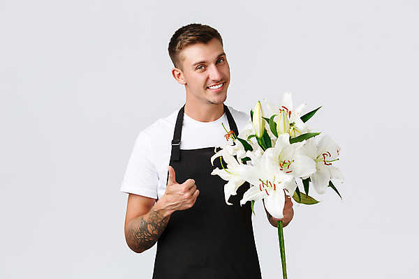 포토 JPG 해외이미지 남자 꽃 꽃다발 유니폼 실내 한명 서기 미소 들기 성인 앞모습 앞치마 백합 꽃집 종업원 직원 따봉 성인남자한명만 해외포토 식물 직업 1 옷 뷰포인트 모션 표정 사람 내부 상점 최고 남자한명만 성인남자만 파일형식 이미지허브