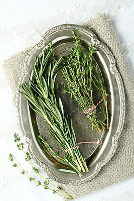 포토 JPG 해외이미지 식물 접시 음식 백그라운드 잎 재료 자연 건강 요리 사람없음 목재 초록색 여름 약 금속 정원 수확 흰색 시골 신선 양념 맛 다발 허브 향신료 보따리 유기농 냅킨 날것 아로마 향 아로마테라피 로즈메리 내추럴 백리향 입가심 해외포토 나무 식기 웰빙 계절 컬러 컨셉 농업 의학 재질 생태계 테라피 향미료 파일형식 이미지허브