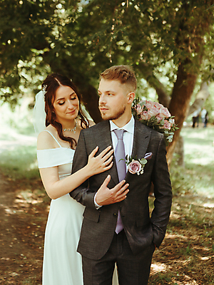 포토 JPG 해외이미지 백인 커플 드레스 공원 여자 남자 행복 감정 꽃다발 결혼 가족 신혼부부 포옹 결혼식 남편 키스 함께함 사랑 미소 사람 정장 성인 야외 두명 초록색 햇빛 뷰티 맑음 낭만 신혼여행 흰색 축하 아내 유혹 열정 베일 해외포토 서양인 부부 옷 공공시설 꽃 컬러 컨셉 관계 안기 날씨 표정 이벤트 태양 애정표현 신혼 파일형식 이미지허브