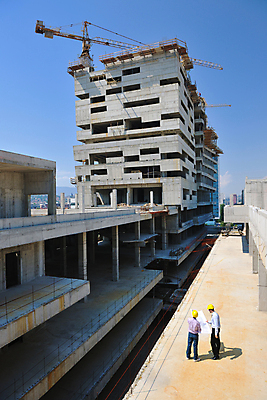 포토 JPG 해외이미지 전신 남자 건축 하늘 건설업 들기 성인 두명 뒷모습 건설현장 설계도 비즈니스맨 엔지니어 안전모 건축가 성인남자만 해외포토 직업 산업 뷰포인트 비즈니스 모션 사람 직장인 기술자 헬멧 안전장비 남자만 성인만 파일형식 이미지허브
