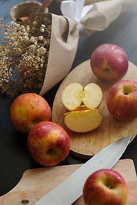 포토 JPG 해외이미지 꽃다발 과일 실내 사람없음 사과 식칼 드라이플라워 나무도마 해외포토 꽃 주방용품 도마 내부 목재 파일형식 이미지허브