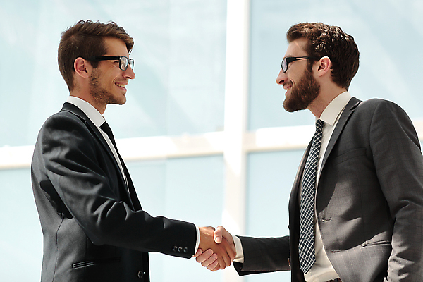포토 JPG 해외이미지 남자 비즈니스 협력 악수 실내 협상 정장 상반신 성인 두명 옆모습 마주보기 비즈니스맨 성인남자만 안경낌 해외포토 옷 안경 뷰포인트 모션 사람 손짓 내부 직장인 남자만 성인만 파일형식 이미지허브