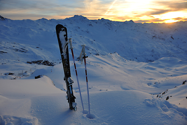 포토 JPG 해외이미지 주간 겨울 사람없음 야외 설원 눈 스노우보드 폴 겨울풍경 눈덮임 해외포토 자연요소 계절 컨셉 날씨 눈_날씨 풍경 보드_스포츠 스키용품 파일형식 이미지허브