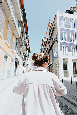 포토 JPG 해외이미지 백인 학생 드레스 옷 여학생 교육 여행 지도 가이드 배낭 청소년 휴식 갈색머리 한명 뒷모습 10대 가로 세명 쇼핑 독서 유행 여행객 걷기 자유 탐험 잡기 시간 지갑 역사 방향 미녀 검색 방문 싱가폴 교황 순례자 해외포토 서양인 직업 1 헤어스타일 여자 아시아 뷰포인트 컨셉 가방 모션 사람 미인 파일형식 이미지허브
