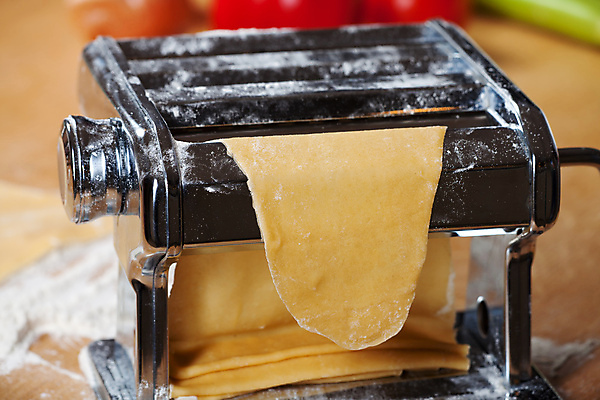 포토 JPG 해외이미지 탁자 파스타 손잡이 요리 사람없음 금속 기계 줄무늬 장비 공구 신선 밀 국수 준비 반죽 만들기 롤 밀가루 롤러 조작 핸드메이드 탈리아텔레 해외포토 음식 가구 무늬 모션 재질 곡류 서양음식 도구 면류 가루 파스타면 파일형식 이미지허브