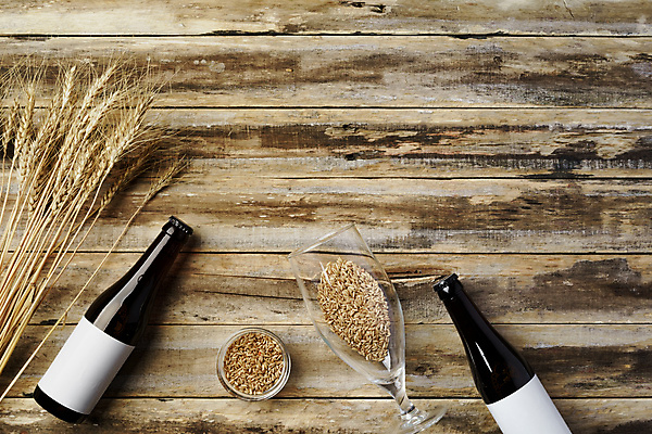 포토 JPG 해외이미지 실내 사람없음 하이앵글 보리 맥주잔 맥주병 두병 목업 나무배경 해외포토 뷰포인트 백그라운드 2 술잔 술병 곡류 맥주 내부 파일형식 이미지허브