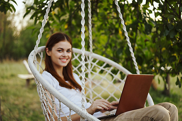 포토 JPG 해외이미지 주간 여자 여유 휴가 휴식 한명 앉기 상반신 성인 야외 옆모습 노트북 타이핑 해먹 흔들의자 성인여자한명만 해외포토 자연요소 1 감정 뷰포인트 컨셉 의자 모션 사람 전자제품 침대 여자한명만 성인여자만 파일형식 이미지허브