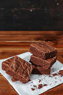 포토 JPG 해외이미지 조각 검은배경 디저트 사람없음 초콜릿 달콤 브라우니 나무배경 해외포토 음식 백그라운드 검은색 맛 파일형식 이미지허브