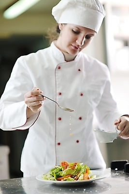 포토 JPG 해외이미지 여자 실내 요리 한명 들기 상반신 성인 앞모습 주방 숟가락 요리사 샐러드 뿌리기 성인여자한명만 내려보기 해외포토 직업 1 음식 뷰포인트 모션 수저 사람 내부 여자한명만 성인여자만 파일형식 이미지허브