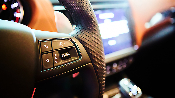 포토 JPG 해외이미지 모양 디자인 도로 컨셉 교통시설 자동차 새로움 한국 실내 안전 사람없음 내부 검은색 어둠 장비 운전 바퀴 원형 고급 볼륨 크루즈 핸들 가죽 심볼 묘사 오브젝트 사인 속도 러시아 언론 계기판 자동 제어 해외포토 도형 유럽 아시아 길 육상교통 컬러 교통 배_교통 모션 시설 파일형식 이미지허브