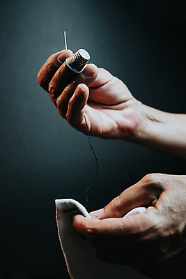 포토 JPG 해외이미지 백인 직업 옷 여자 산업 할머니 포즈 비즈니스 사업가 공장 기술 실내 사람 취미 세명 기계 직물 잡기 업무 작업 바늘 우아함 바느질 디자이너 자르기 천 종업원 측정 땀 테이프 목 주인 재단 혼자 중소기업 해외포토 서양인 노년 컨셉 회사 공업 모션 문구용품 내부 신체부위 도구 파일형식 이미지허브