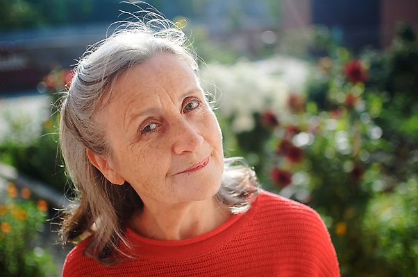 포토 JPG 해외이미지 백인 라이프스타일 응시 여자 행복 얼굴 가족 자연 휴식 건강 사랑 한명 미소 사람 성인 야외 빨간색 여름 머리 봄 회색 입 주름 은퇴 옛날 어머니의날 표현성 해외포토 서양인 1 시선 계절 기념일 감정 컬러 컨셉 관계 표정 생활 신체부위 생태계 미국문화 파일형식 이미지허브