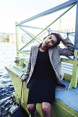 포토 JPG 해외이미지 모델 라이프스타일 여자 행복 호수 여행 백그라운드 휴가 휴식 갈색머리 한명 미소 사람 동양인 야외 물 여름 강 뷰티 유행 항구 검은색 도시 인도인 진짜 해외포토 자연요소 외국인 1 헤어스타일 계절 감정 컬러 컨셉 교통시설 표정 인종 생활 파일형식 이미지허브