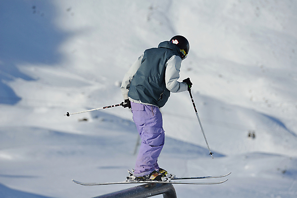 포토 JPG 해외이미지 주간 전신 겨울 스키 겨울스포츠 한명 서기 성인 야외 옆모습 묘기 스키복 봉 성인한명만 스키타기 해외포토 자연요소 1 옷 계절 스포츠 뷰포인트 모션 사람 성인만 파일형식 이미지허브