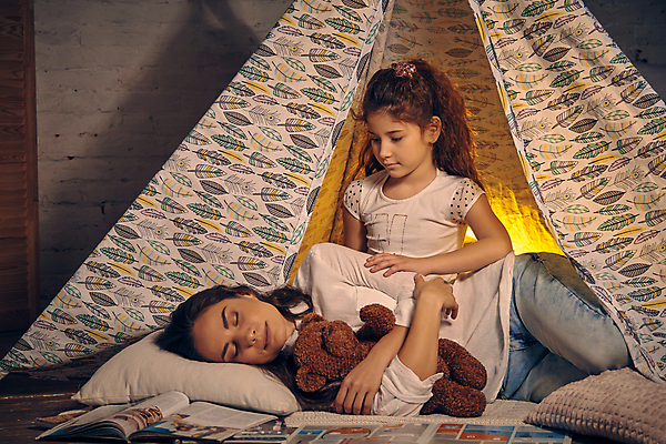 포토 JPG 해외이미지 응시 여자 딸 어린이 안기 모녀 엄마 함께함 실내 상반신 성인 두명 앞모습 눕기 눈감음 곰인형 잠 여자만 인디언텐트 해외포토 시선 인형 뷰포인트 컨셉 가족 모션 텐트 사람 내부 파일형식 이미지허브