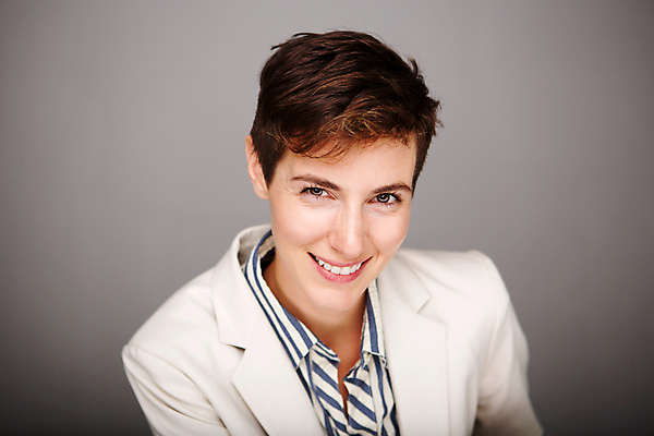 포토 JPG 해외이미지 백인 모델 1 라이프스타일 응시 여자 행복 얼굴 벽 백그라운드 비즈니스 한명 미소 웃음 사람 성인 뷰티 유행 회색 흰색 표현 잡기 비즈니스우먼 자신감 시원함 스타일 카피스페이스 해외포토 서양인 시선 감정 컬러 모션 표정 생활 신체부위 공백 직장인 파일형식 이미지허브