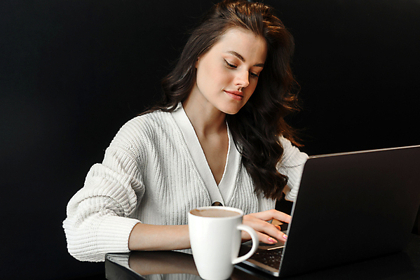 포토 JPG 해외이미지 백인 직업 1 학생 라이프스타일 응시 여자 행복 커피 음료 인터넷 비즈니스 통신 탁자 모바일 실내 한명 사람 앉기 성인 컵 노트북 스마트폰 컴퓨터 독서 우주 상점 식당 카페 업무 작업 비즈니스우먼 연결 무선전화기 온라인 단절 소셜 네트워킹 힙스터 해외포토 서양인 식기 시선 패션 감정 가구 모션 내부 생활 전자제품 핸드폰 스마트기기 직장인 네트워크 전화기 파일형식 이미지허브