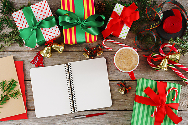 포토 JPG 해외이미지 리본 크리스마스 크리스마스용품 실내 크리스마스선물 사람없음 선물상자 하이앵글 미니어처 종 스프링노트 코코아 나무배경 해외포토 기념일 음료 뷰포인트 백그라운드 선물 내부 상자 모형 공책 용품 파일형식 이미지허브