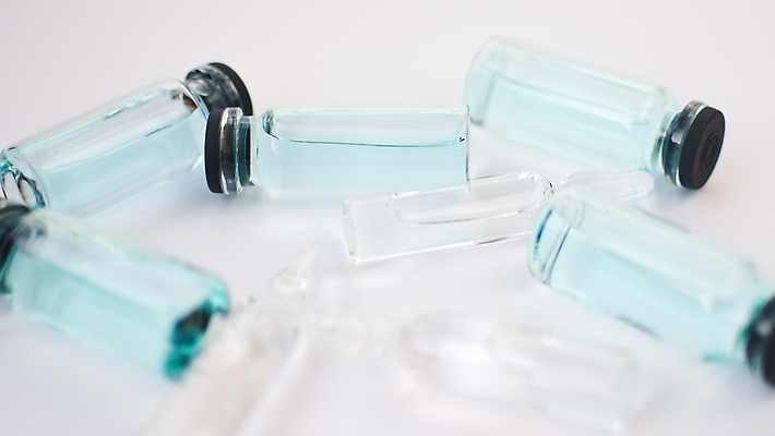 포토 JPG 해외이미지 스튜디오촬영 하늘색 유리병 사람없음 투명 액체 오브젝트 백신 예방접종 바이알 해외포토 의학 병_용기 실내 파란색 의료용품 접종 파일형식 이미지허브