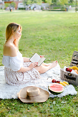 포토 JPG 해외이미지 주간 전신 백인 라이프스타일 긴머리 공원 여자 행복 휴식 따뜻함 한명 들기 성인 야외 옆모습 책 금발 선글라스 독서 소풍 성인여자한명만 해외포토 자연요소 서양인 1 헤어스타일 공공시설 감정 안경 뷰포인트 컨셉 모션 사람 생활 야외활동 여자한명만 성인여자만 파일형식 이미지허브