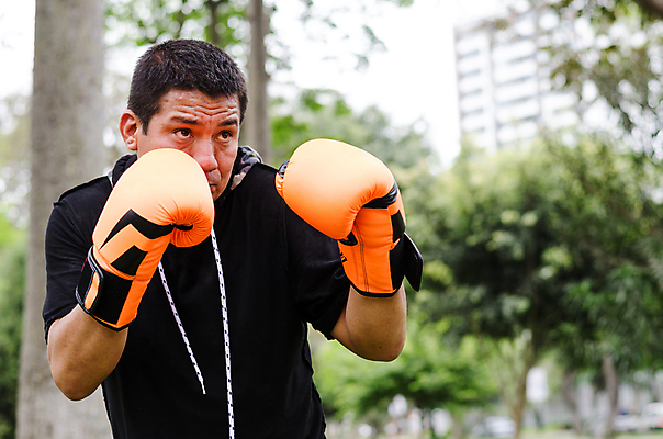 포토 JPG 해외이미지 백인 라이프스타일 남자 스포츠 포즈 장갑 백그라운드 포장 지붕 탈의 건강 관리 그림자 미술 한명 사람 야외 건물 상자 운동 힘 권투 도시 펀치 소프트포커스 연습 싸움 타운 어려움 해외포토 서양인 1 건축물 잡화 모션 문화예술 촬영기법 생활 격투기 파일형식 이미지허브