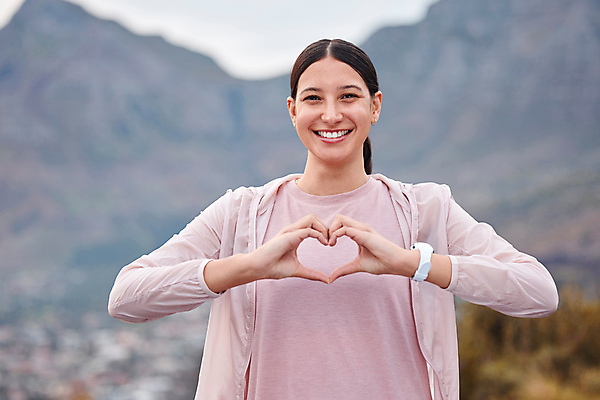 포토 JPG 해외이미지 백인 응시 여자 행복 산 갈색머리 사랑 한명 미소 상반신 20대 성인 야외 앞모습 하트 자신감 손하트 성인여자한명만 해외포토 모양 서양인 1 헤어스타일 시선 감정 뷰포인트 표정 사람 손짓 청년 여자한명만 성인여자만 파일형식 이미지허브