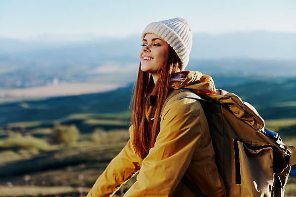 포토 JPG 해외이미지 주간 여자 여유 여행 배낭 하늘 휴식 산 한명 웃음 상반신 성인 야외 옆모습 아웃포커스 배낭여행 산정상 혼자 성인여자한명만 혼행 혼여족 해외포토 자연요소 1 라이프스타일 감정 뷰포인트 컨셉 가방 촬영기법 표정 사람 정상 신조어 약어 여자한명만 성인여자만 파일형식 이미지허브