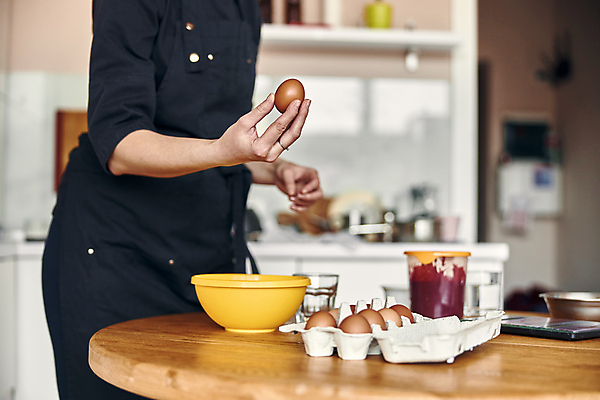 포토 JPG 해외이미지 그릇 여자 실내 한명 들기 상반신 성인 옆모습 주방 계란 제빵 계란판 나무탁자 제빵사 성인여자한명만 해외포토 직업 1 식기 뷰포인트 모션 탁자 사람 내부 제과제빵 알 여자한명만 성인여자만 파일형식 이미지허브