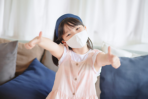 포토 JPG 해외이미지 여자 어린이 건강 마스크 한명 앉기 동양인 상반신 앞모습 소파 최고 위생관리 인플루엔자 소녀한명만 감염예방 해외포토 1 뷰포인트 의자 모션 관리 사람 인종 바이러스 사회이슈 예방 감염 여자한명만 소녀만 파일형식 이미지허브