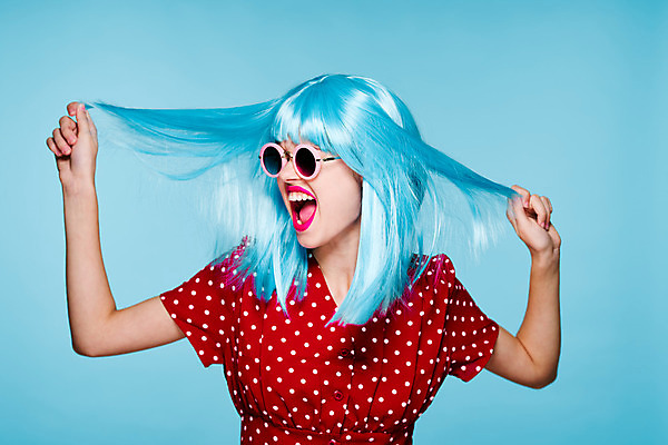 포토 JPG 해외이미지 여자 하늘색 입벌림 한명 상반신 성인 앞모습 선글라스 잡기 가발 성인여자한명만 힙스터 해외포토 1 패션 안경 뷰포인트 모션 표정 사람 파란색 여자한명만 성인여자만 파일형식 이미지허브